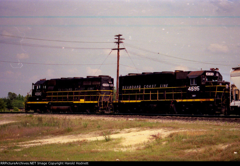 CSX 4590 & 4595 work the yard